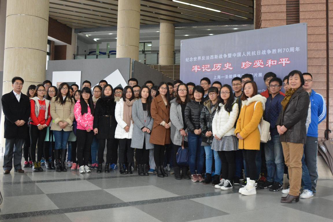 学生党员参观图片展